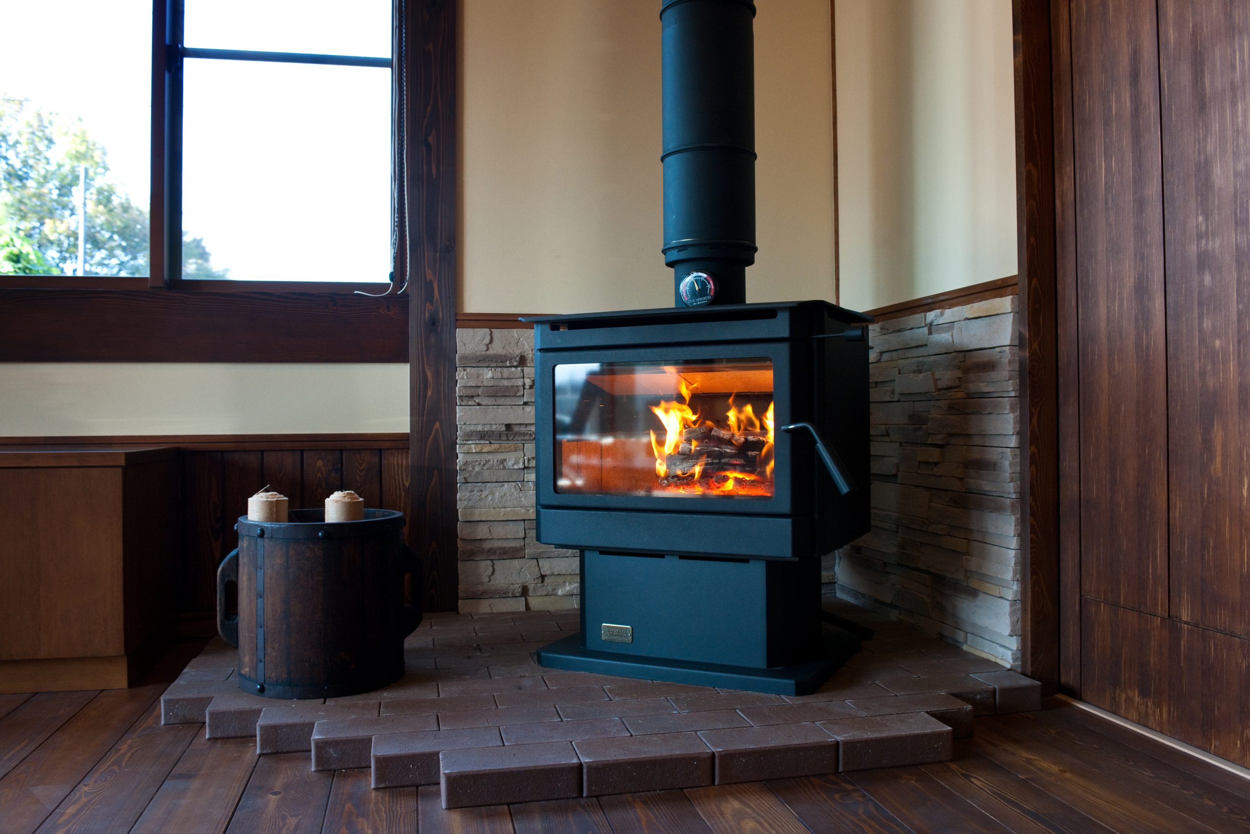 薪ストーブ周りのタイル