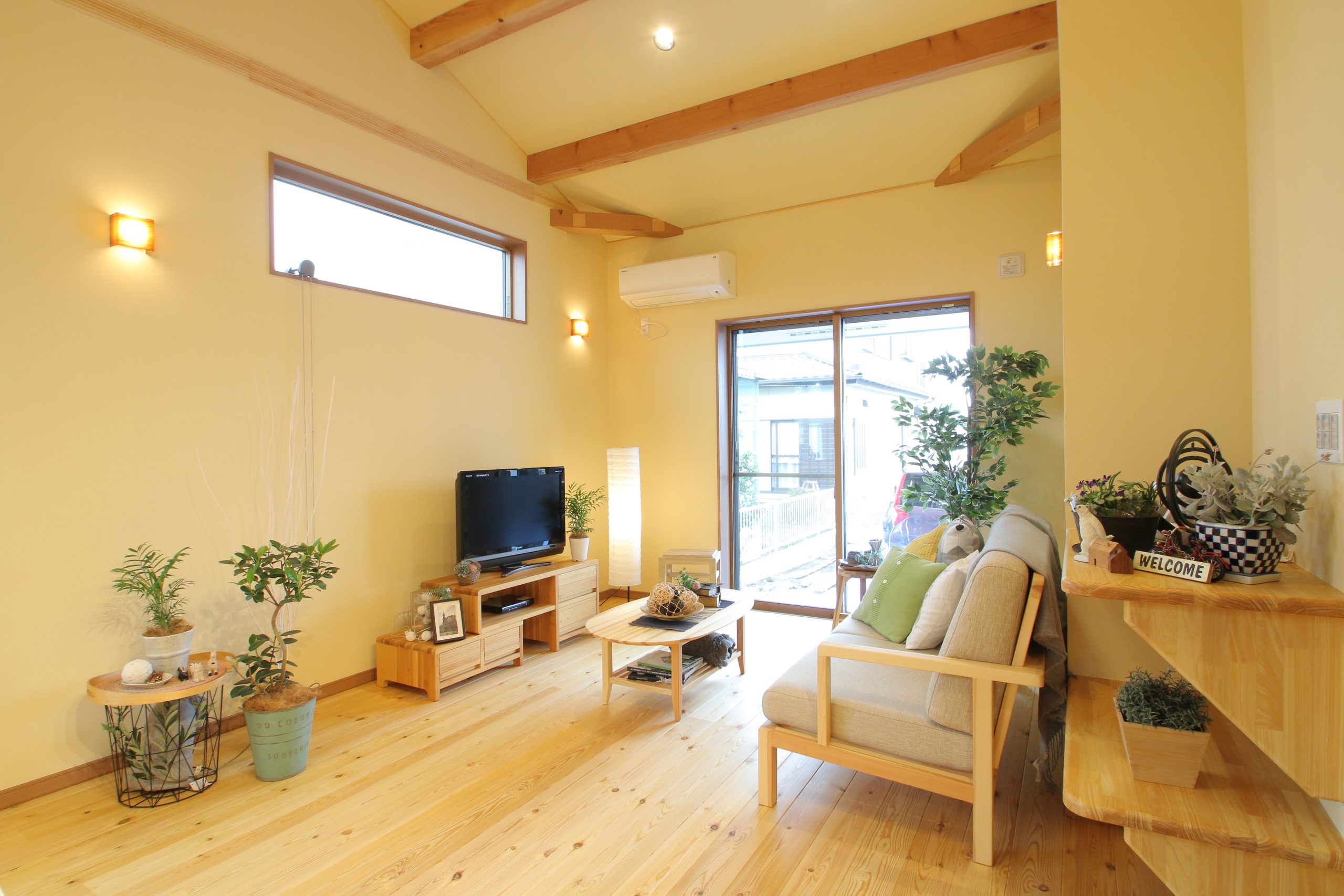 無垢の床材を使用した明るいリビング