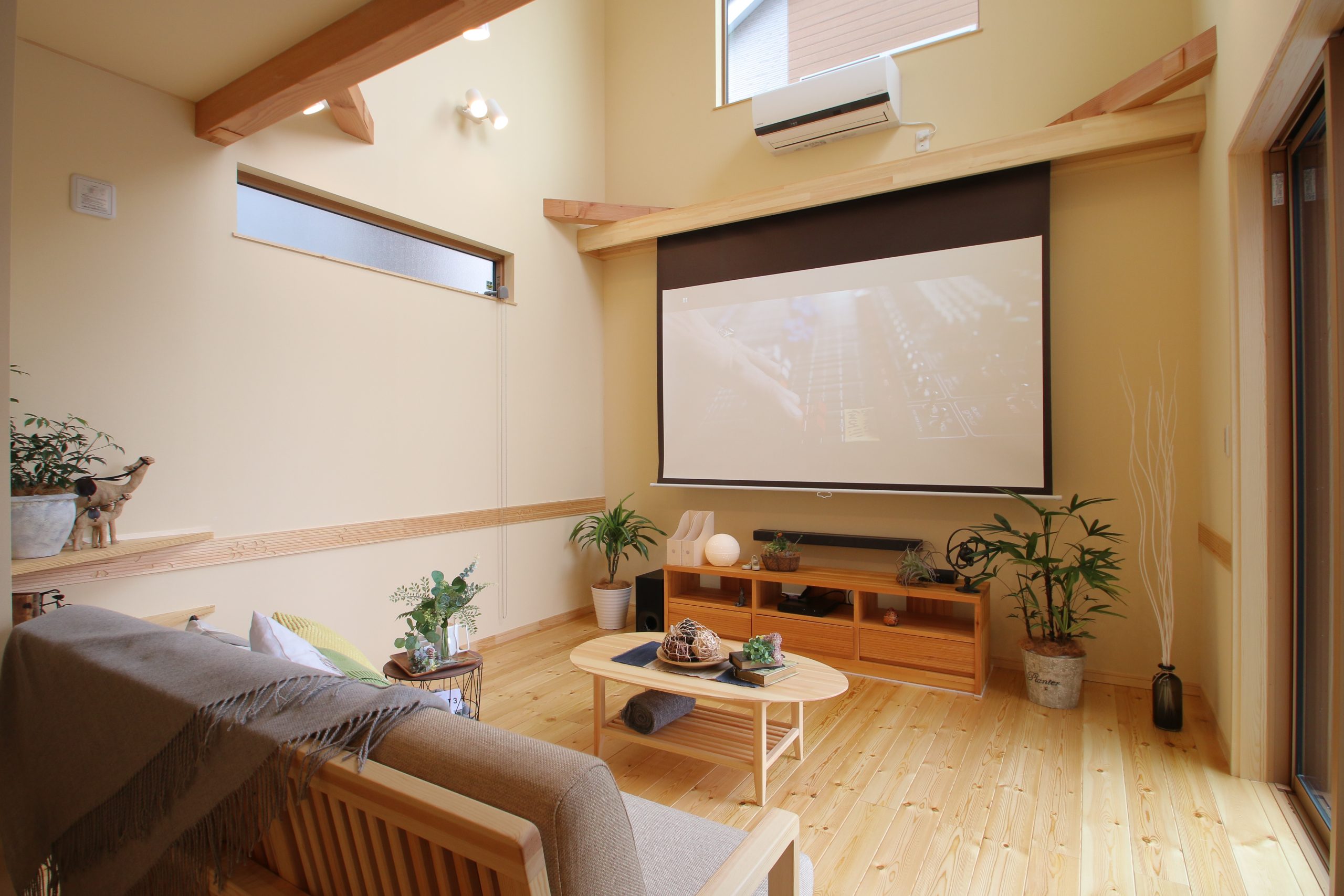 自然光の入る無垢床のLDK