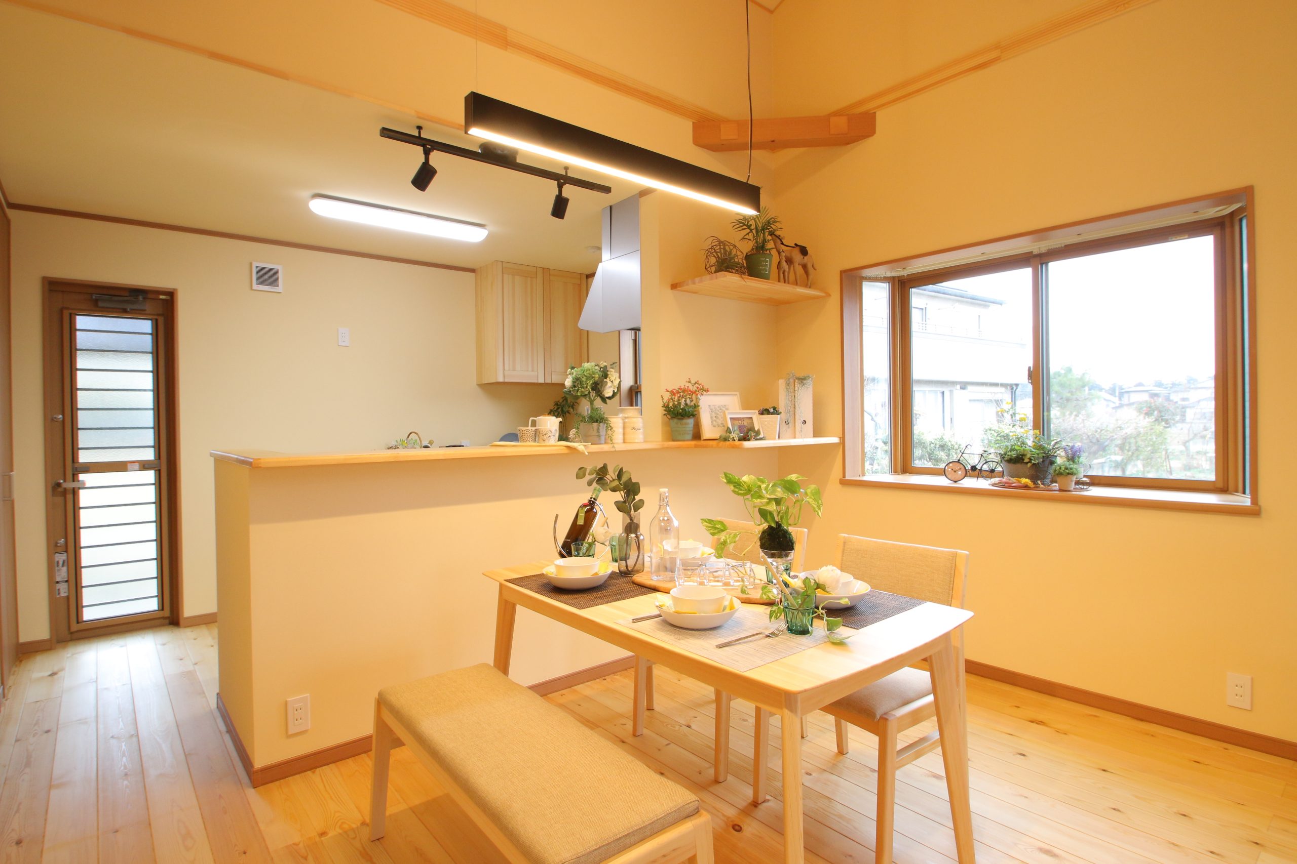 無垢材のダイニングスペース