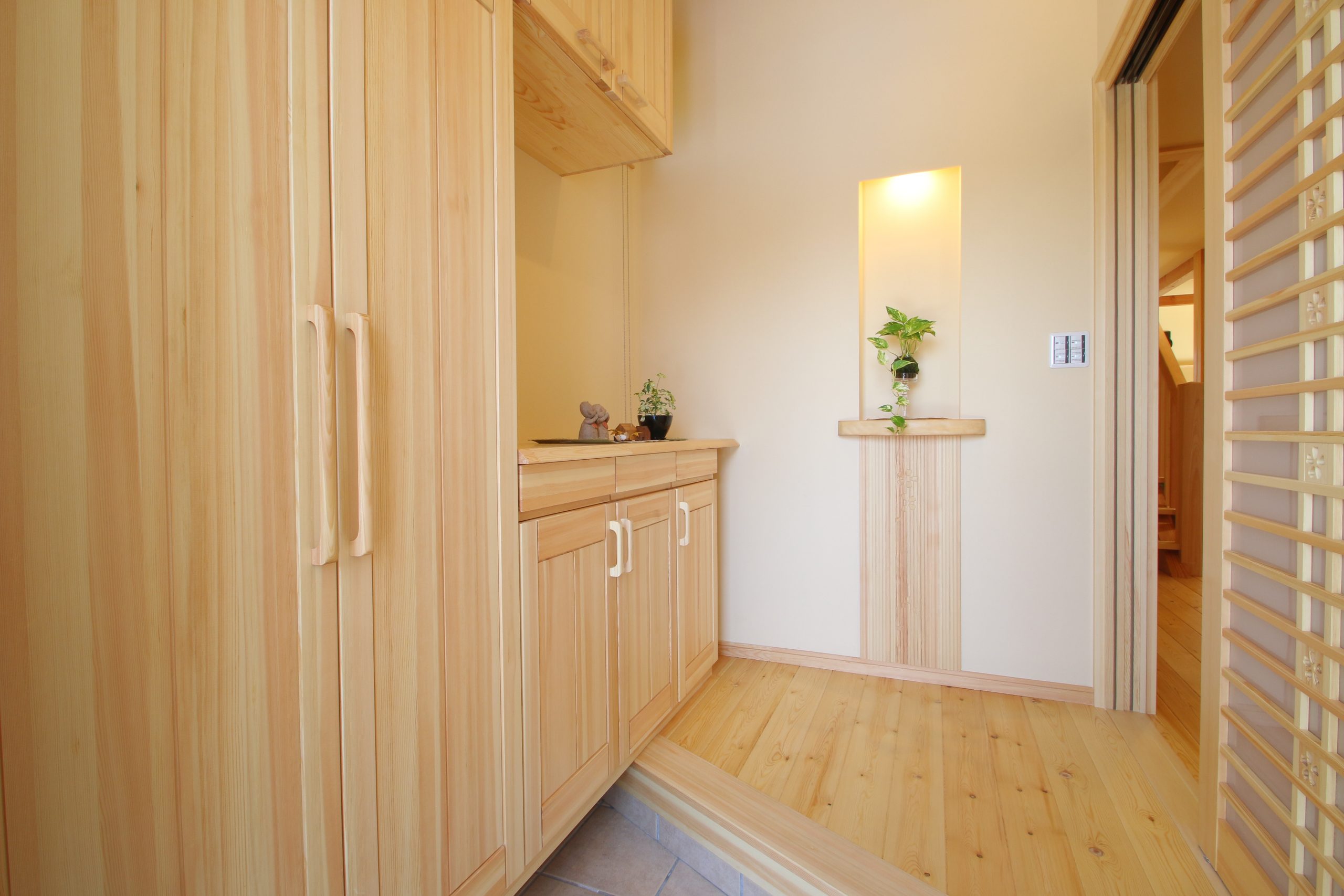 玄関　無垢　ニッチ