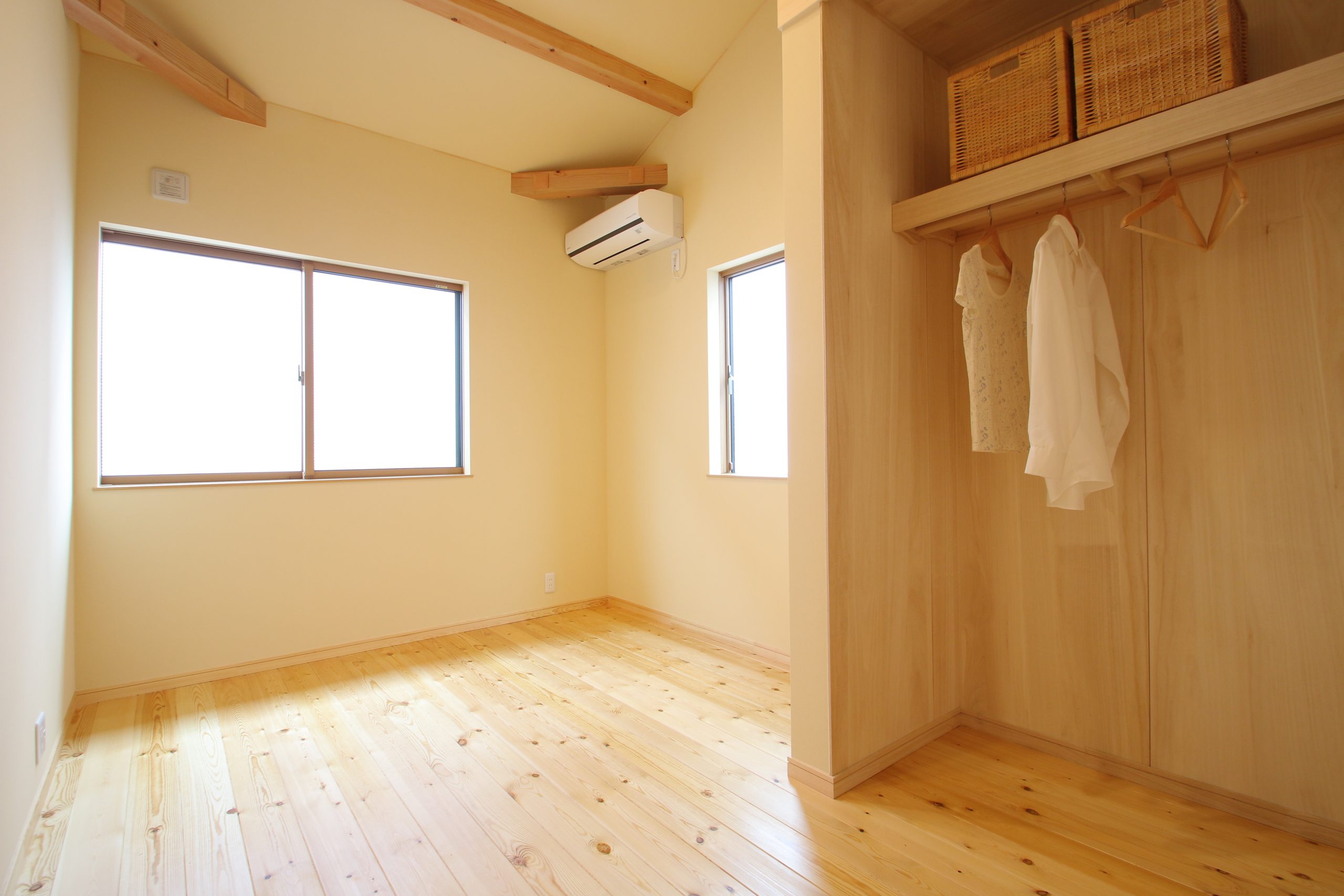 珪藻土クロスと無垢材の床の子供部屋