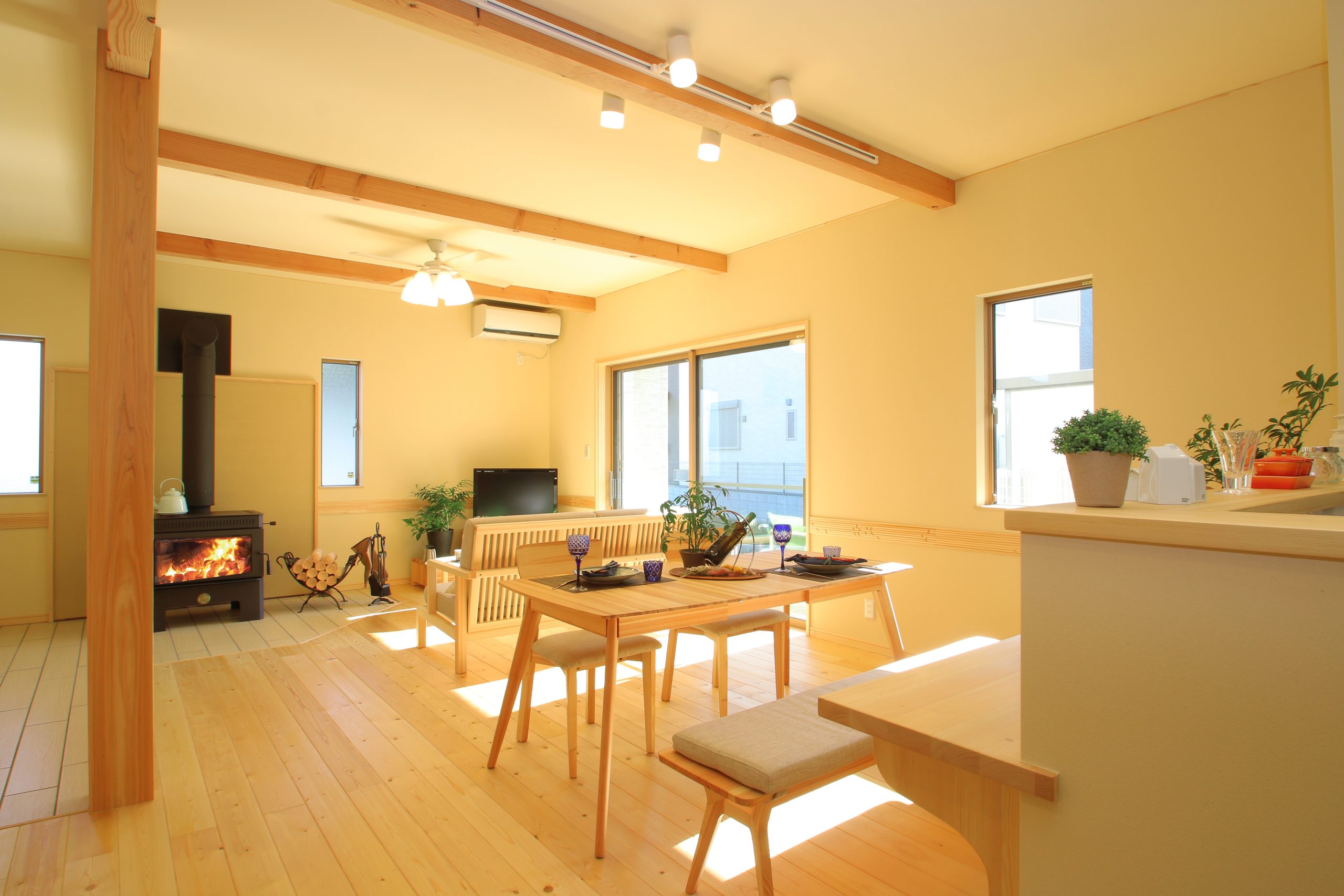 掃き出し窓から光をたくさん取り込んだ自然素材あふれるリビング