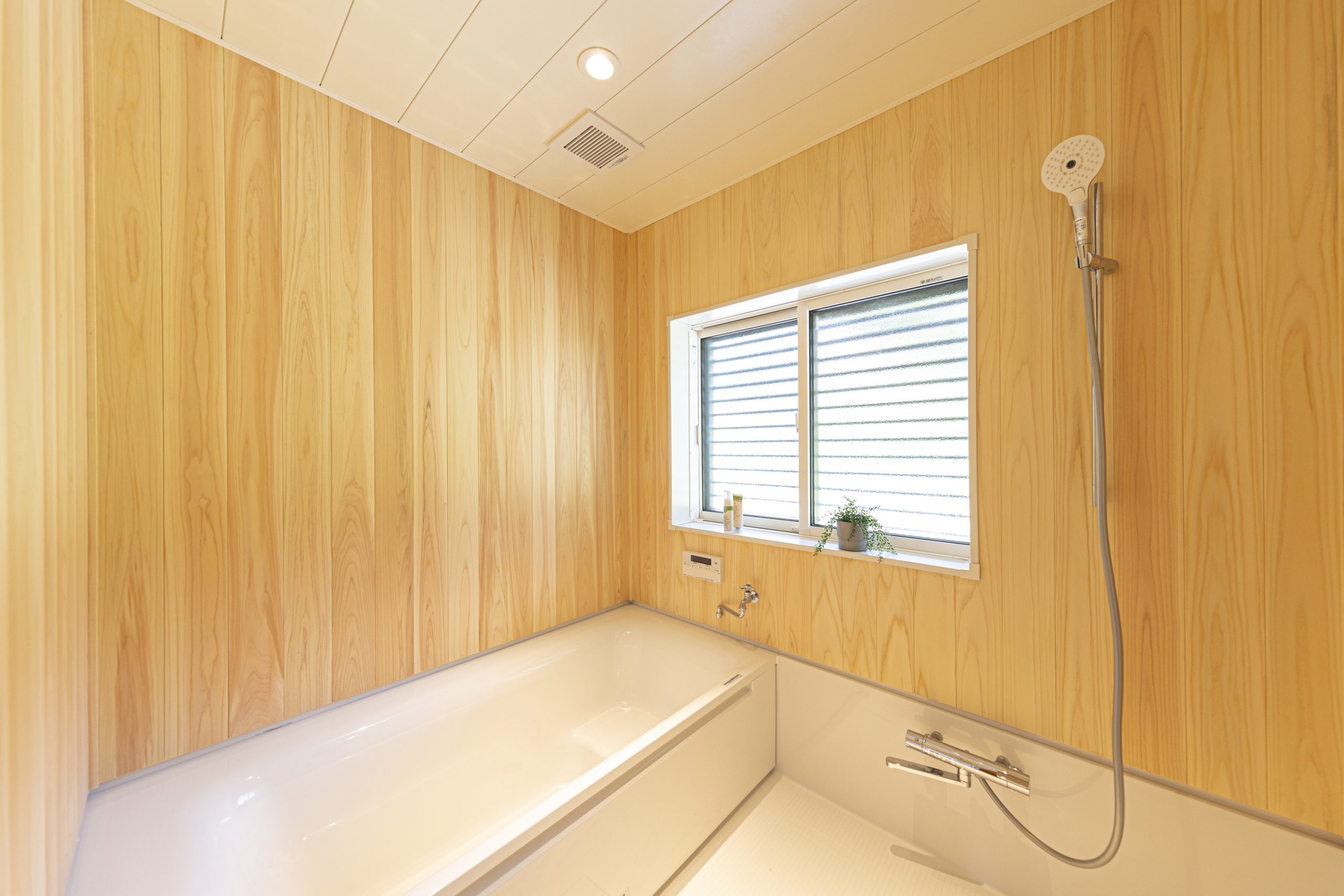 ハーフユニット　木のお風呂　檜の壁の風呂