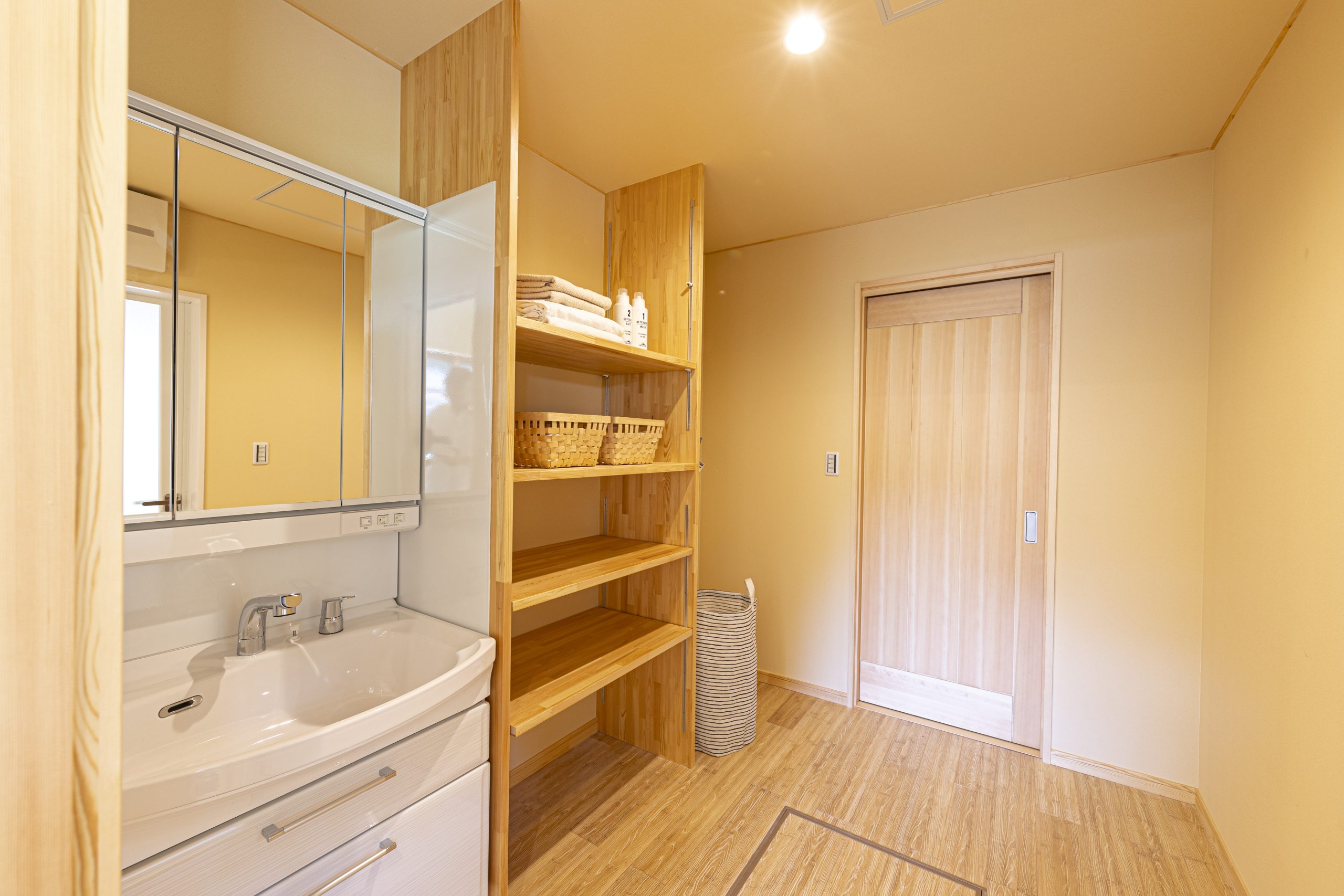 二世帯住宅　脱衣スペース　造作家具