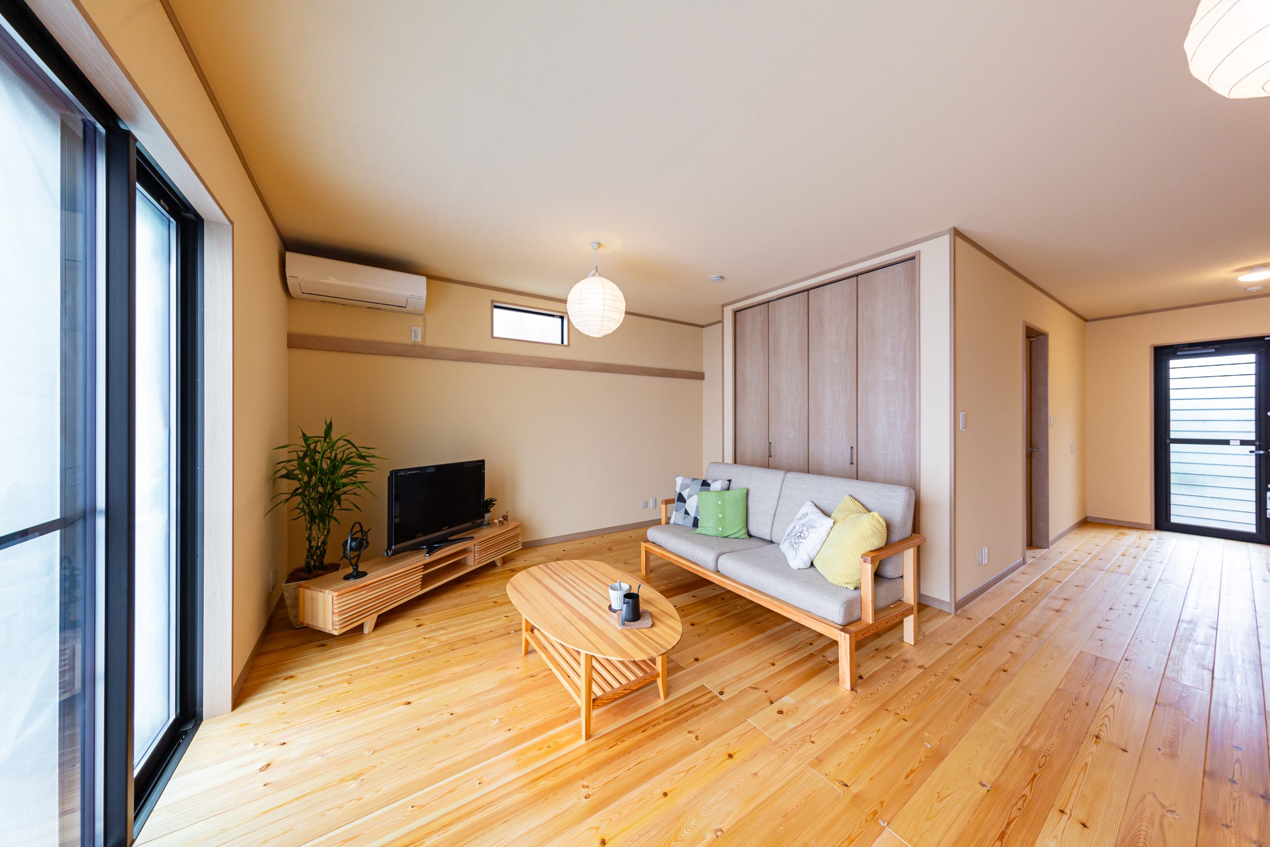 リビング　無垢の床板　