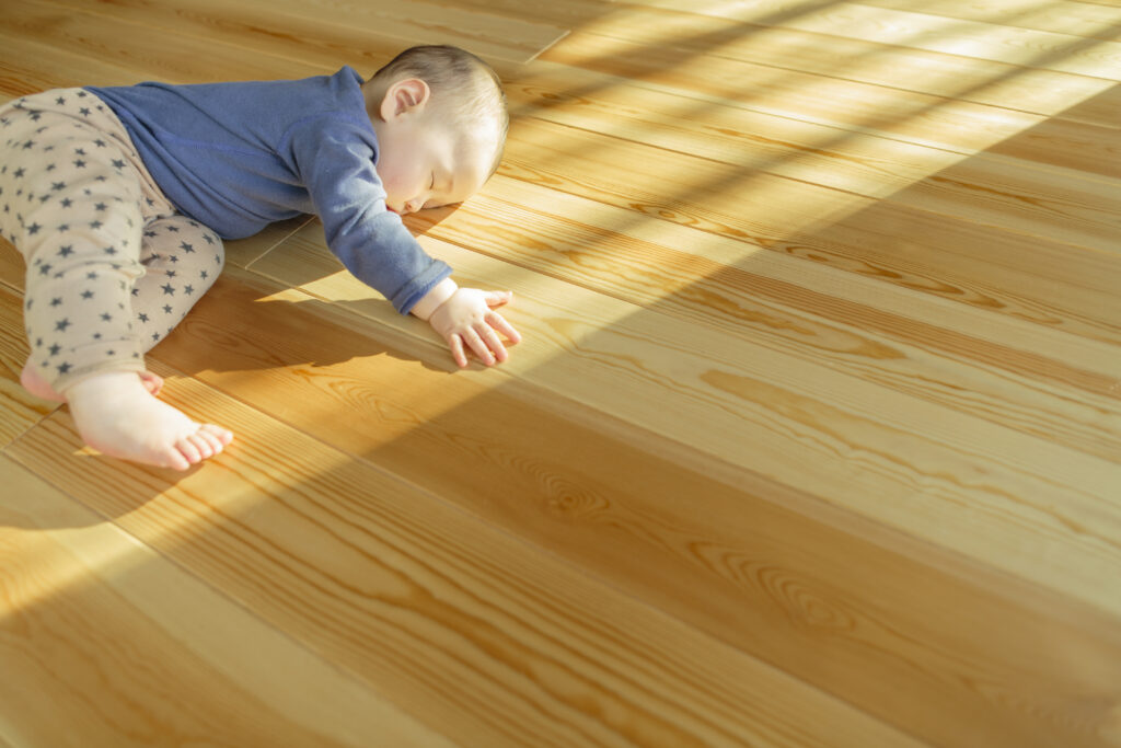 無垢材の床は赤ちゃんにも優しい