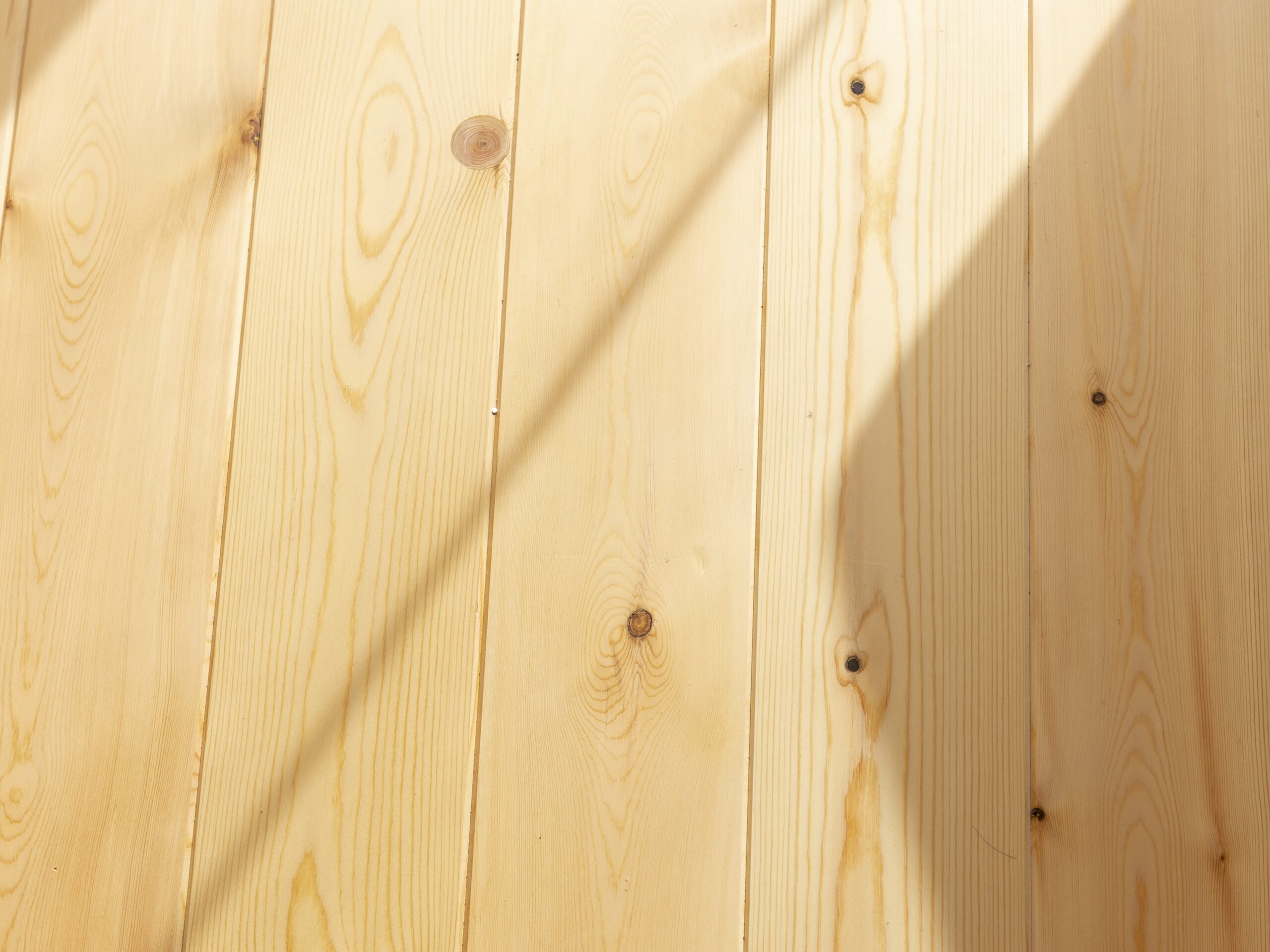 赤松の無垢材。足触りの良さと温かさが魅力