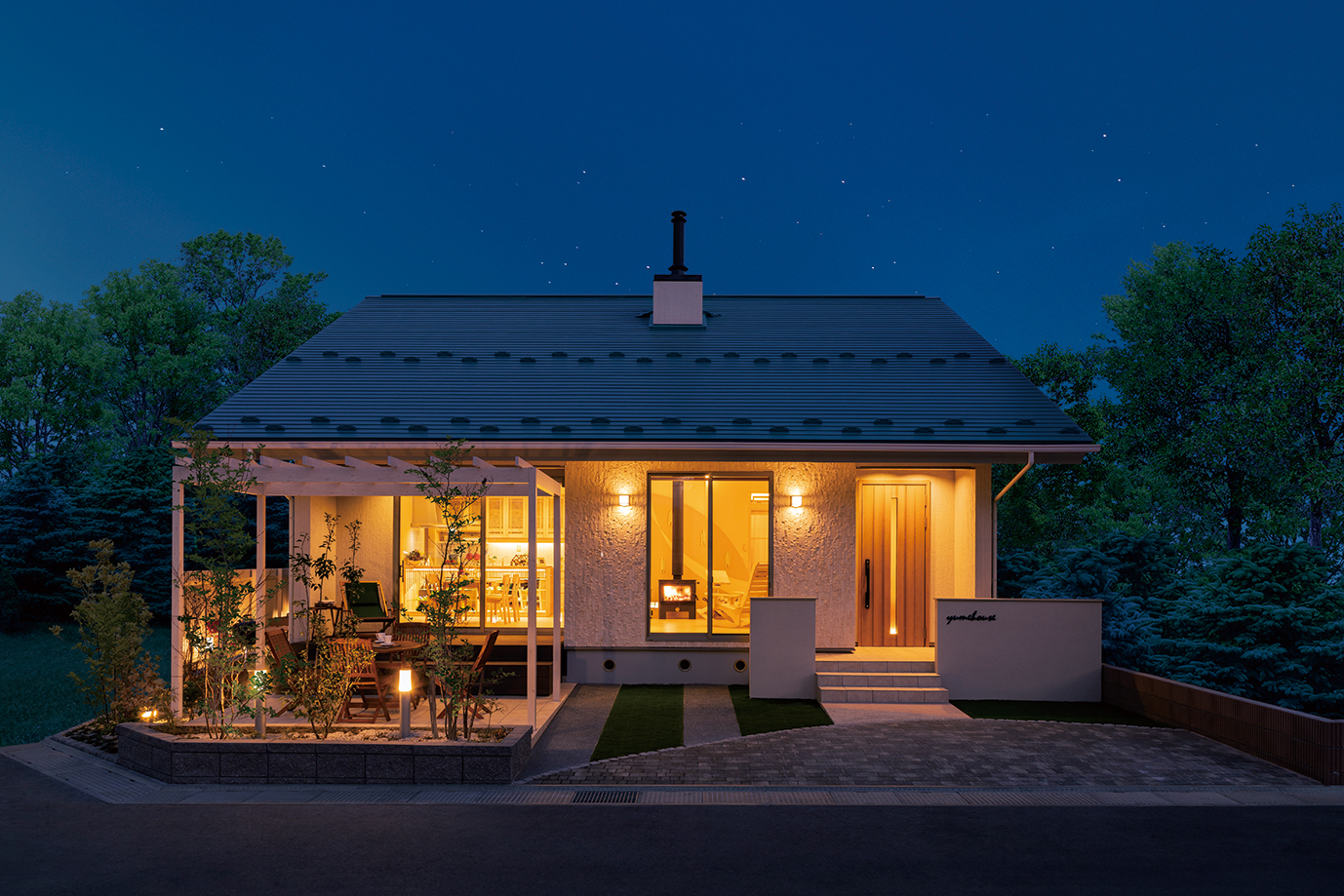 木の平屋の外観。薪ストーブの煙突も見える。