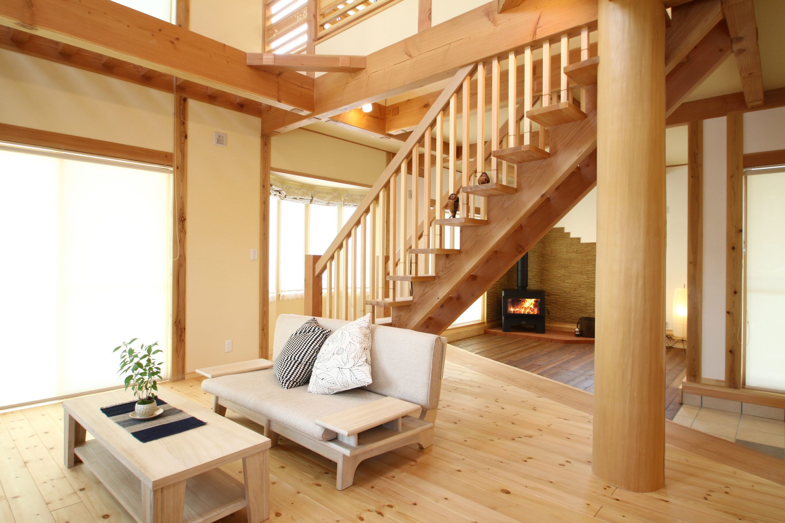 薪ストーブ　リビングin階段　吹き抜け　真壁