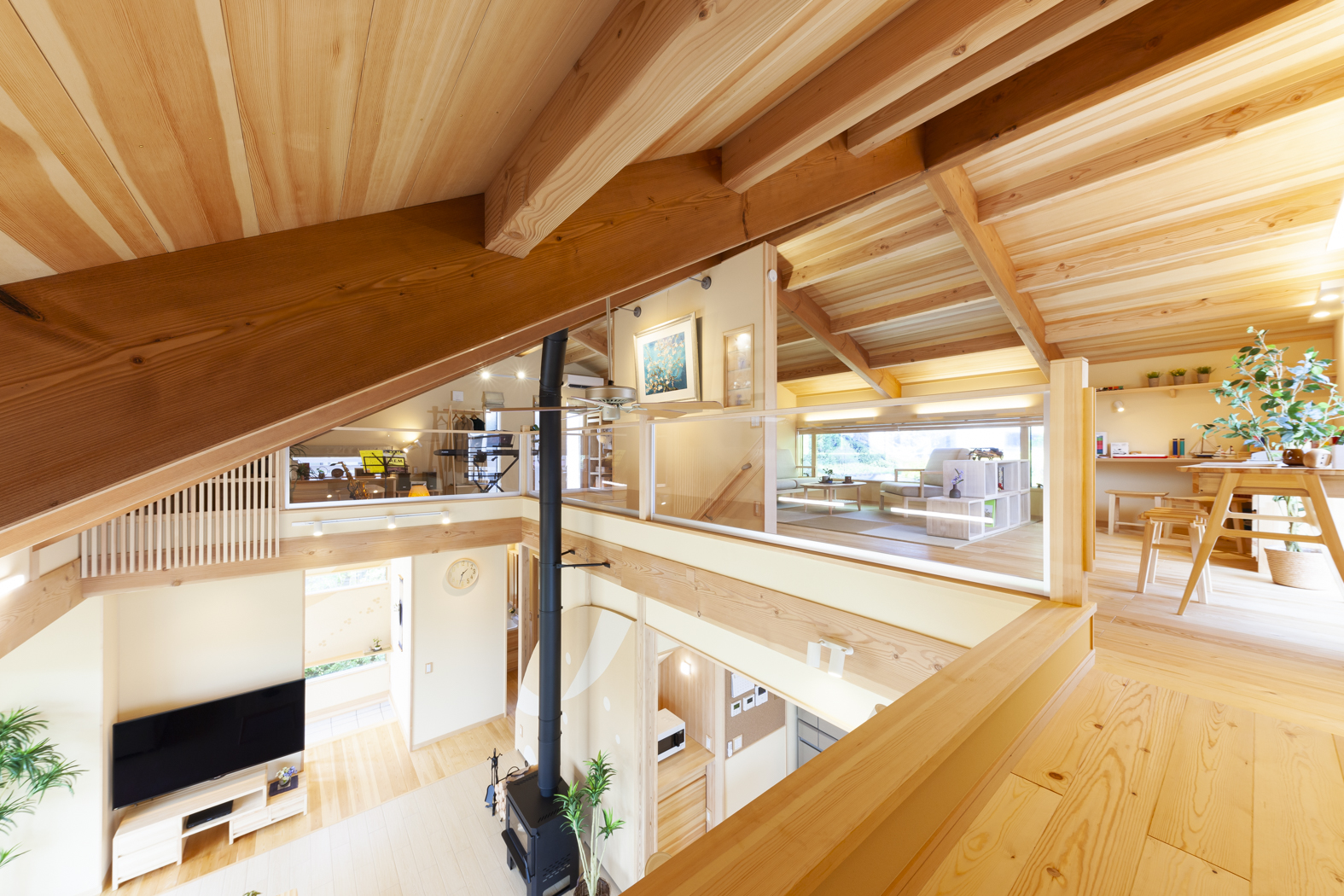 平屋　勾配天井　吹き抜け