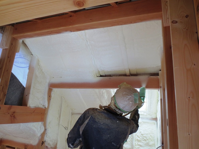 断熱施工の様子