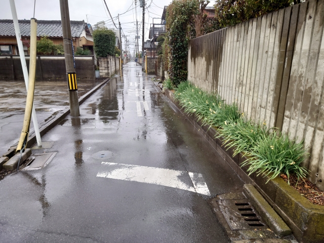 水害リスクに備える土地選びで確認したい雨の日の道路と雨水の流れ